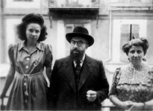 Fina and her parents, Rabbi Aron Gerson Sungolowsky et his wife Esther née Berger, in 1946